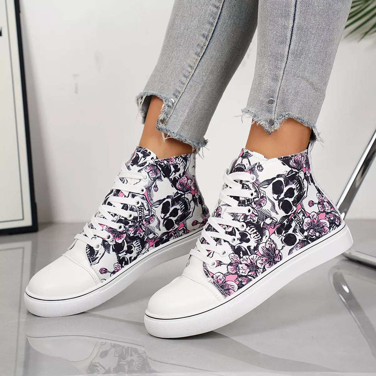 Round Toe Lace Up Sneakers - Lilixa.store