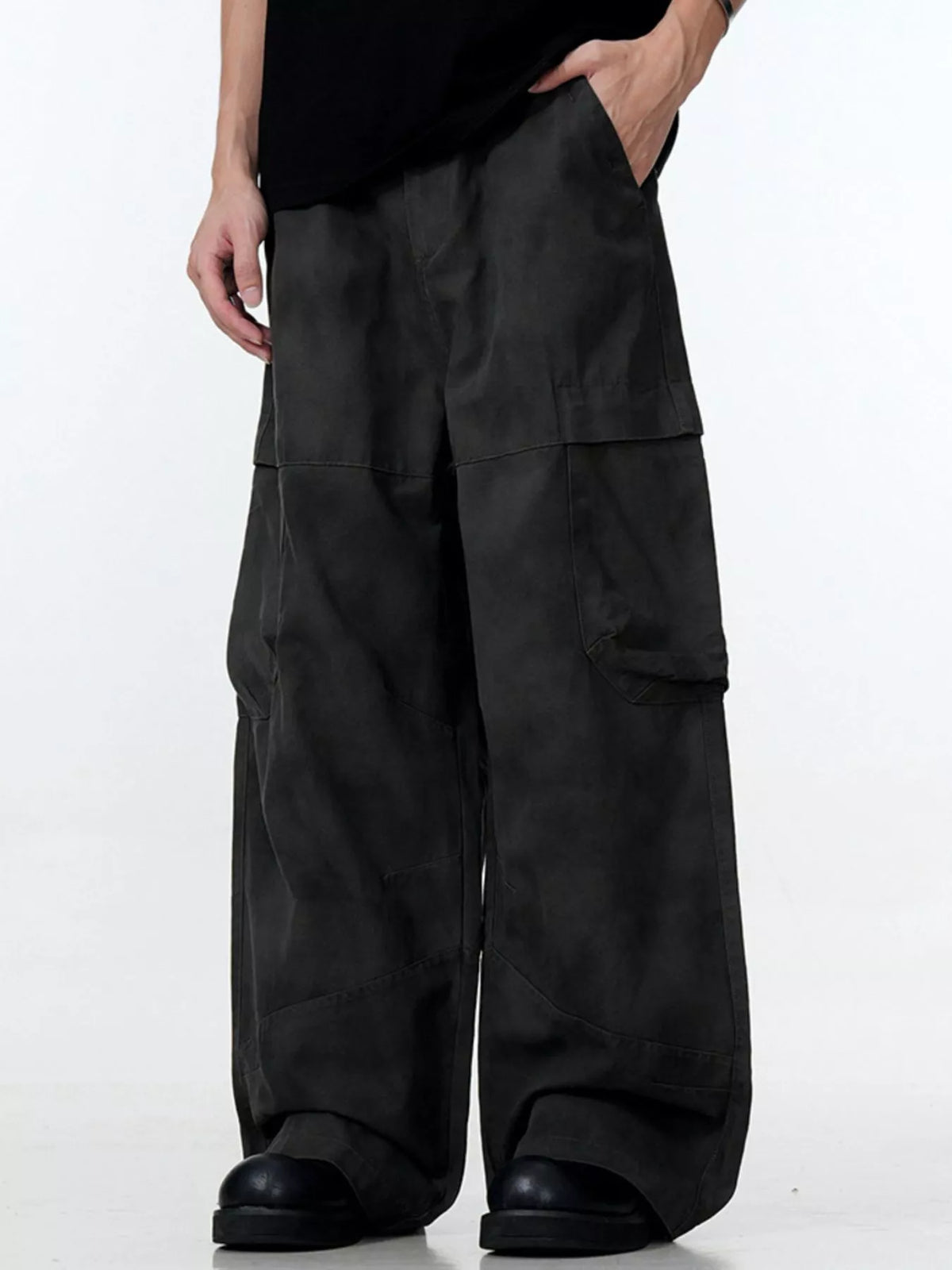 Men's Loose Fit Cargo Pants in Black