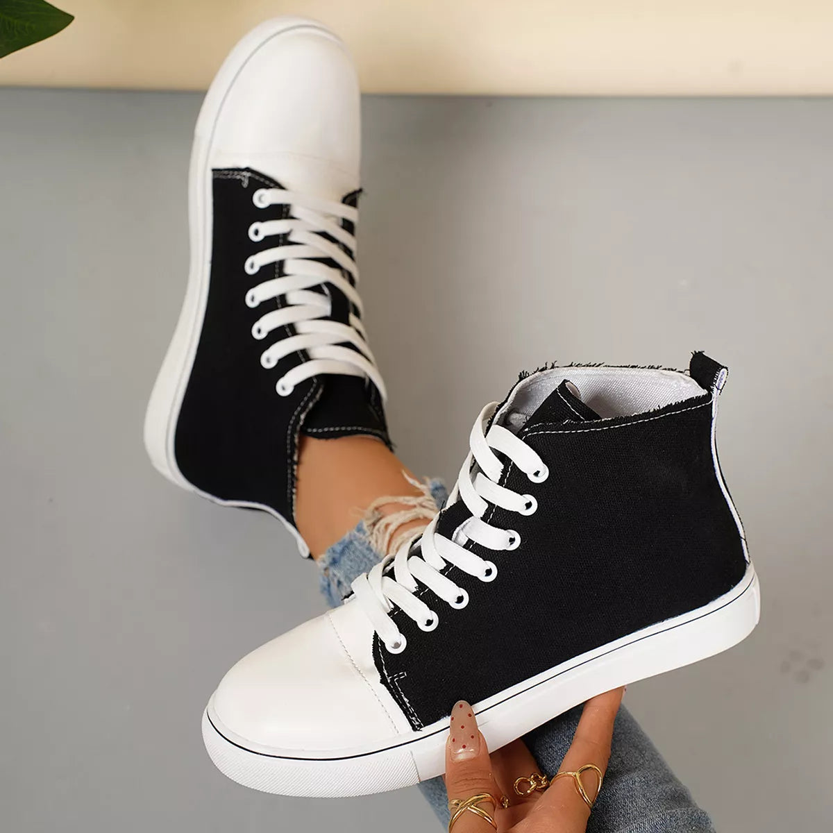 Round Toe Lace Up Sneakers - Lilixa.store