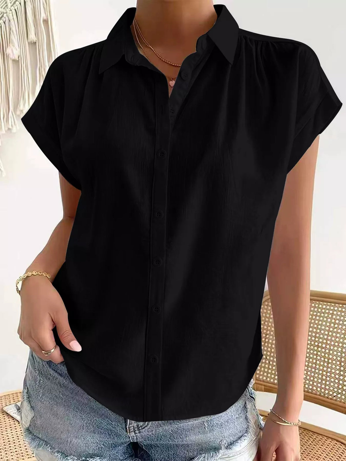 Button-Down Short Sleeve Shirt in Black