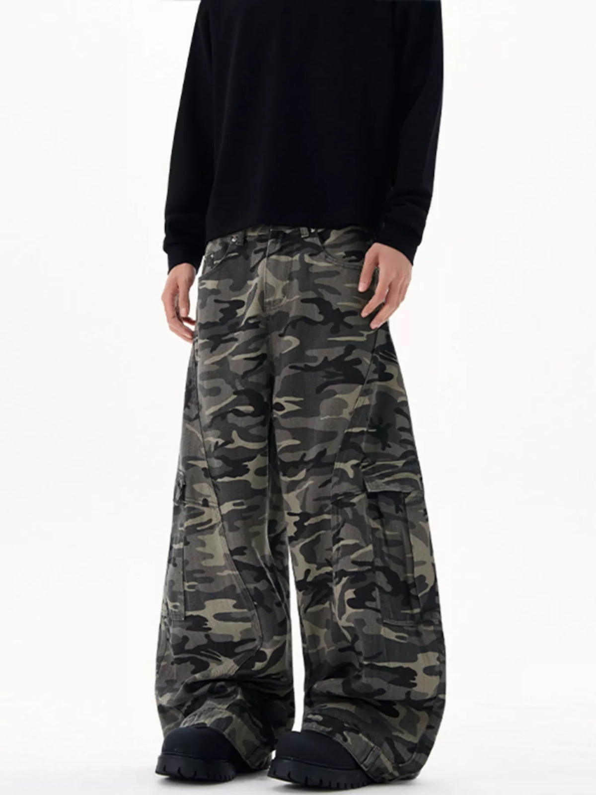 Men's Loose Fit Camouflage Cargo Pants in Green Camouflage, view 2