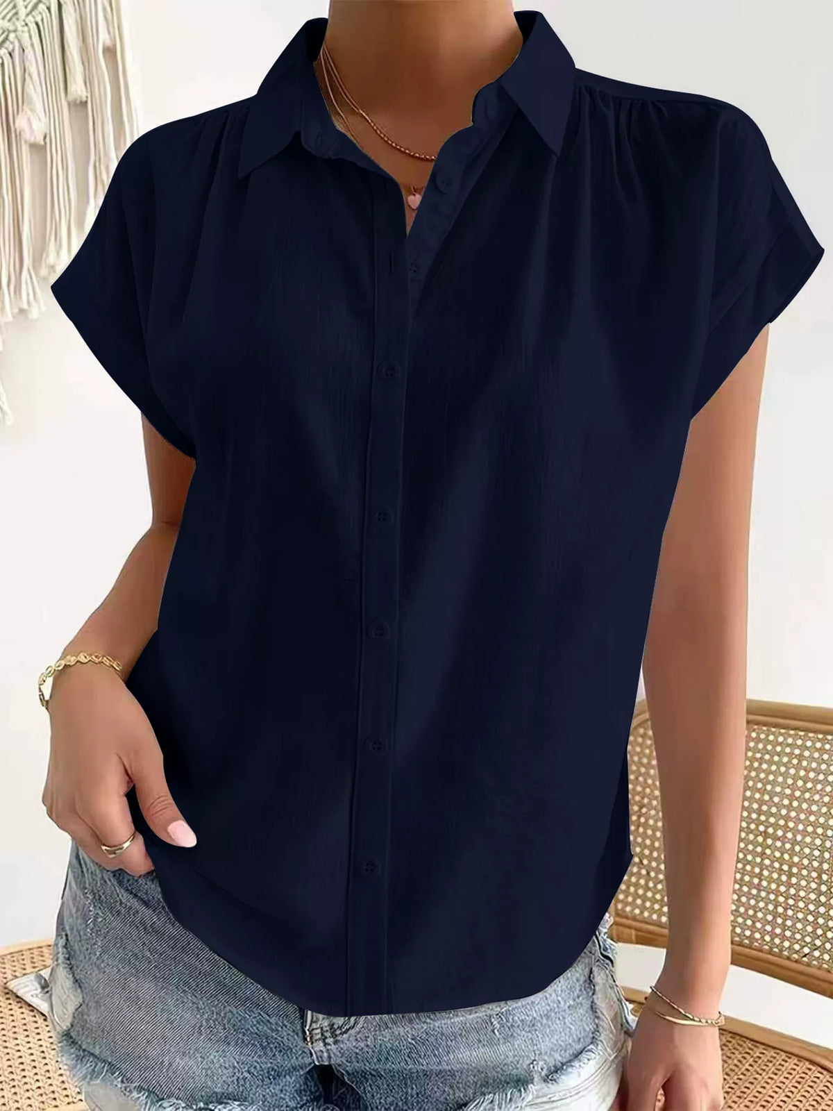 Button-Down Short Sleeve Shirt in Navy Blue