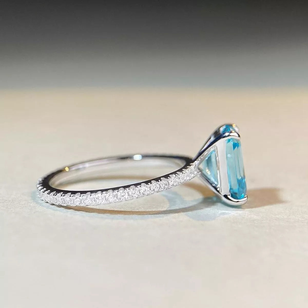 Ring aus 925er Sterlingsilber mit rechteckigem Stein
