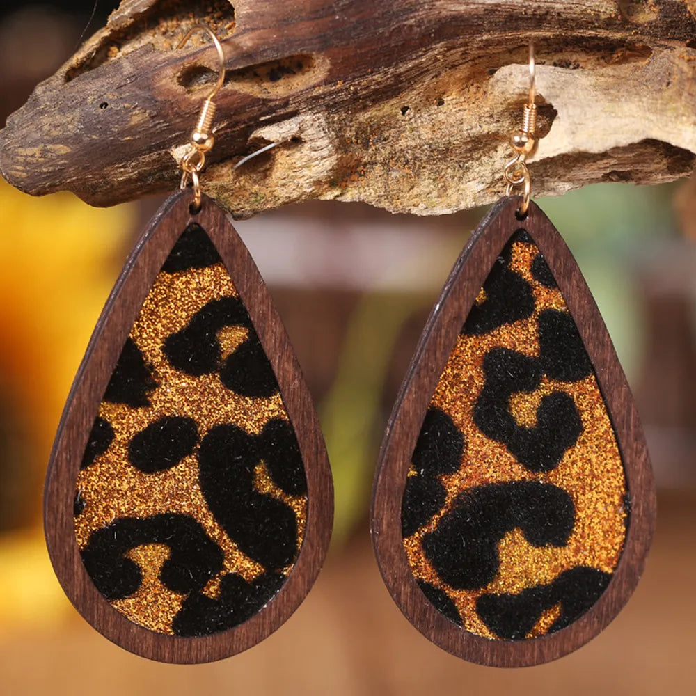 Ohrringe aus Paillettenholz in Tropfenform