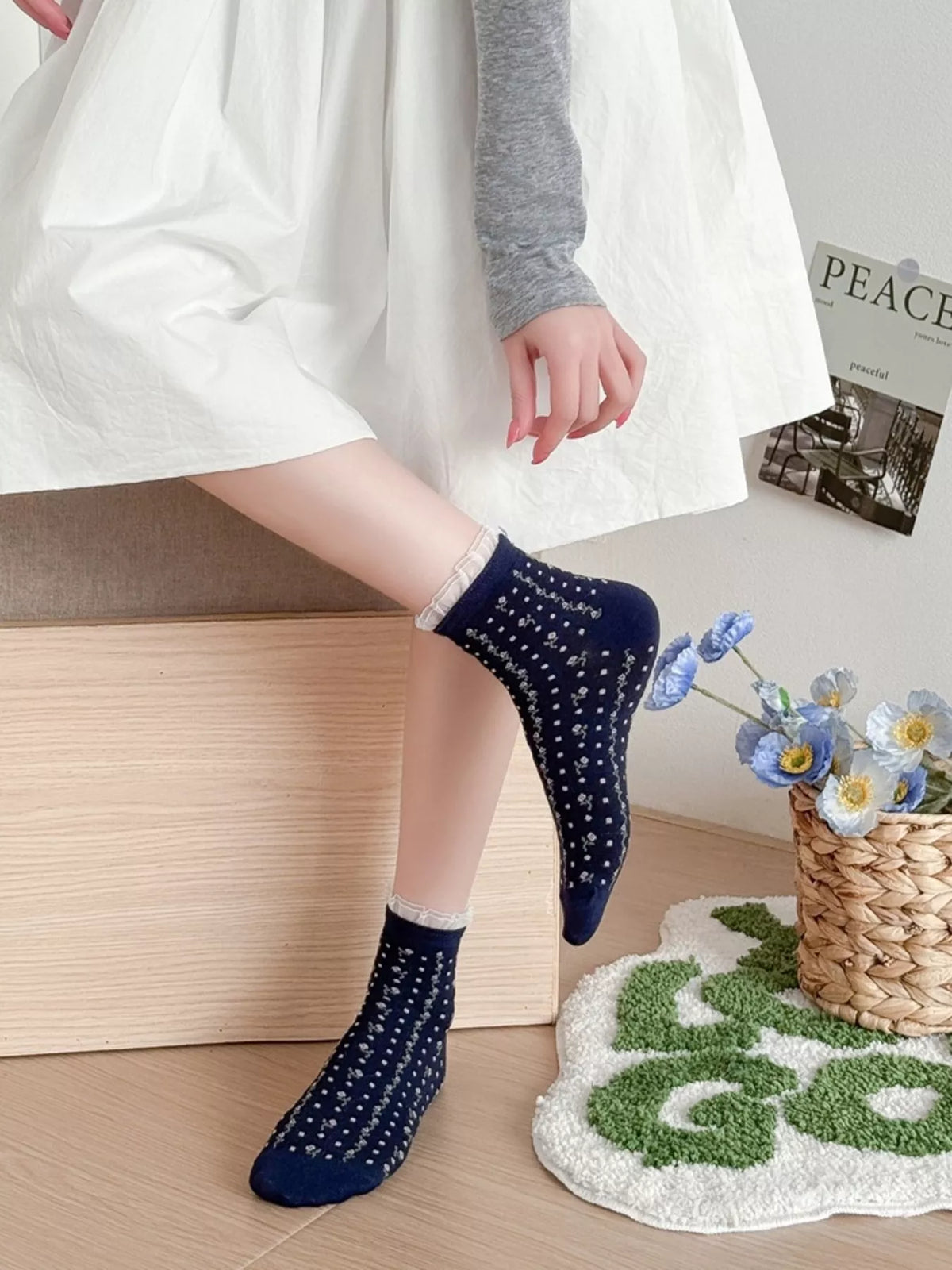 Vintage Floral Print Ankle Socks in Navy Blue