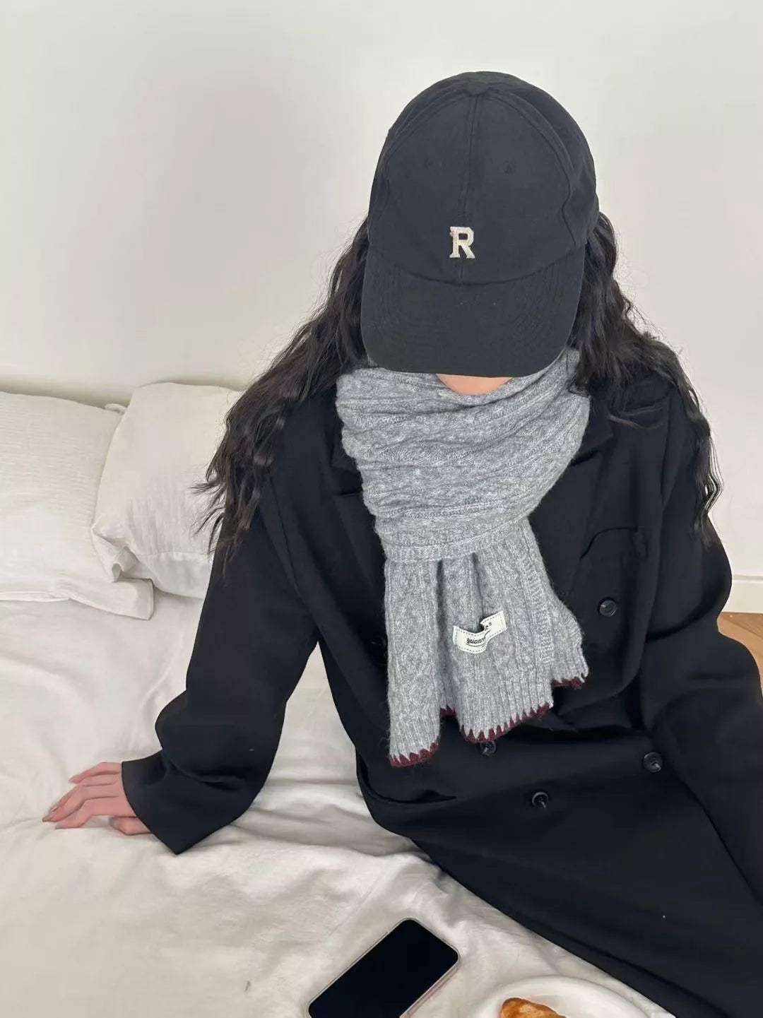 Cozy Knitted Cable-Knit Scarf with Contrast Trim in Light Gray, view 3