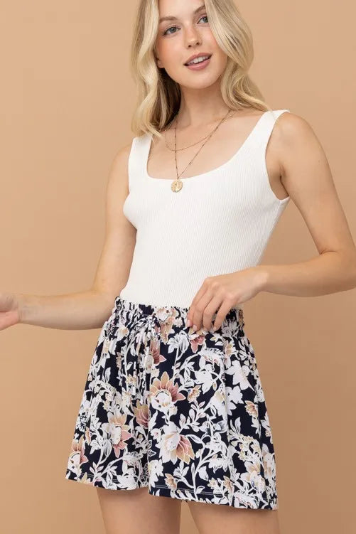 And The Why Wrinkle-free Stretchy Cooling Fabric Shorts in Floral