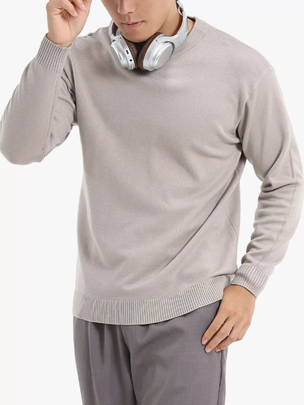 Men's Minimalist Crew Neck Sweater with Ribbed Cuffs in Khaki