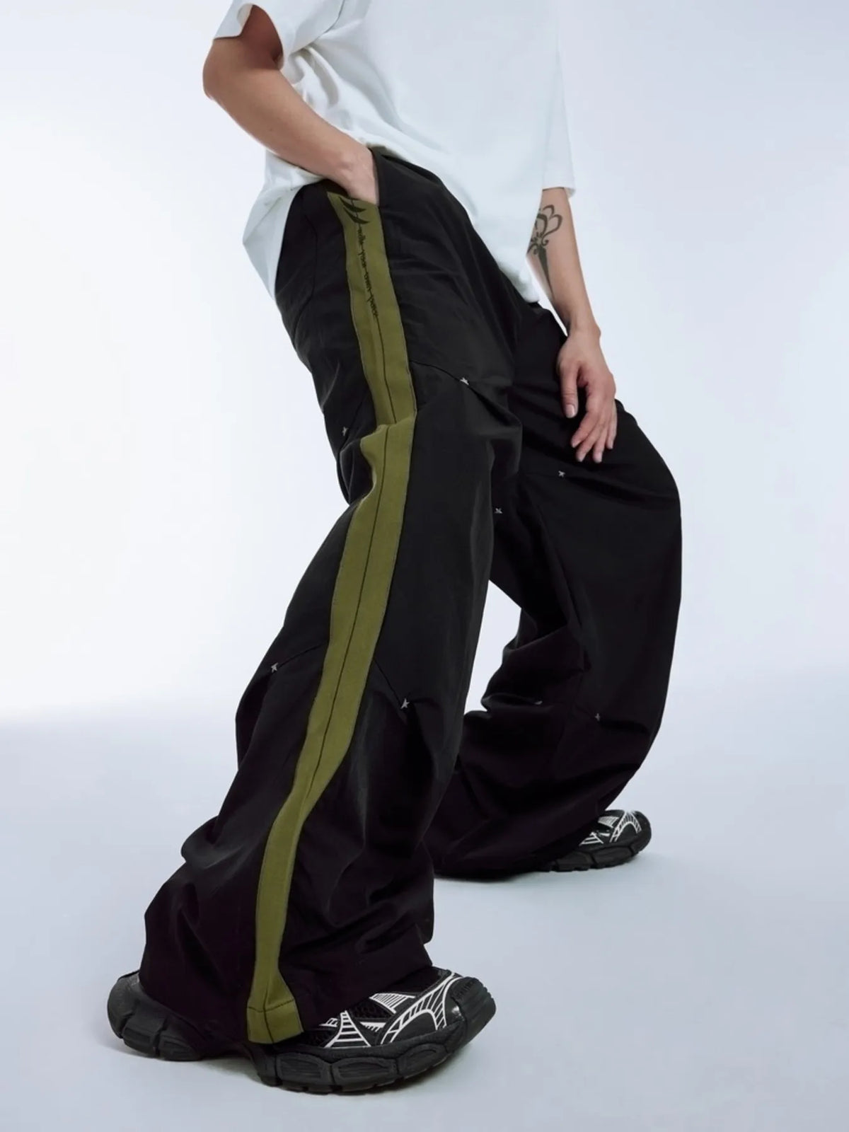 Men's Side Stripe Relaxed Fit Pants in Black