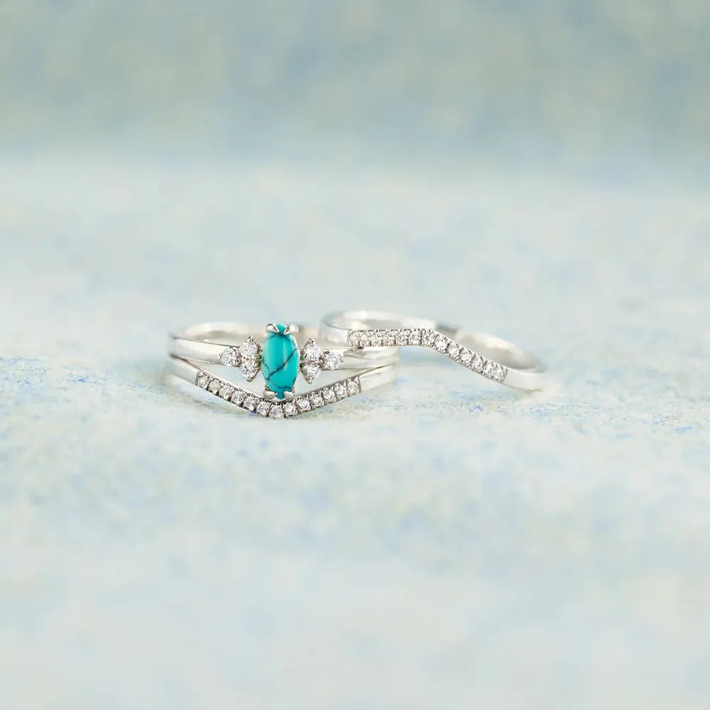 Ring mit künstlichem Türkis und Zirkonia-V-Einlage