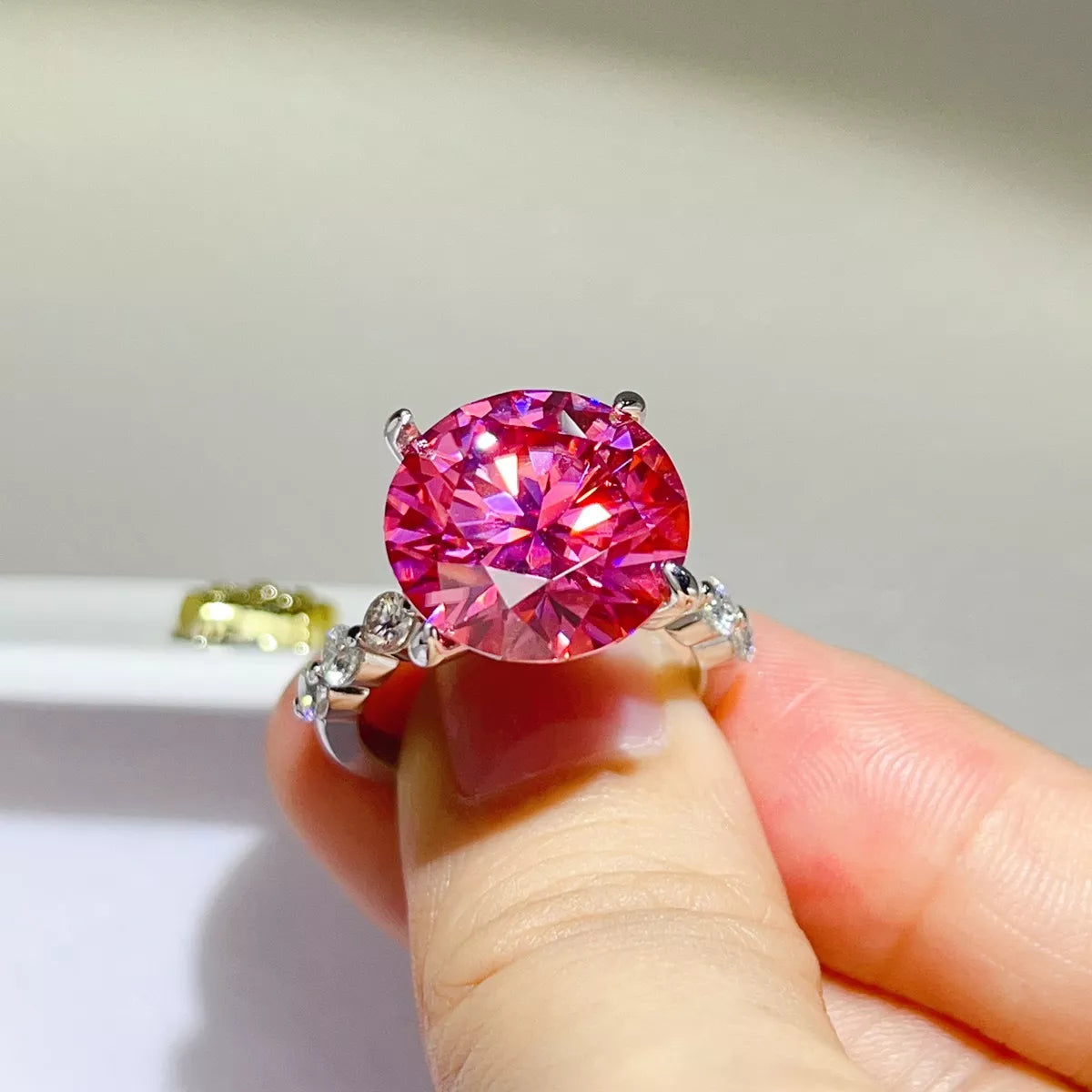 Ring aus 925er Sterlingsilber mit 10 Karat Moissanit im Rundschliff