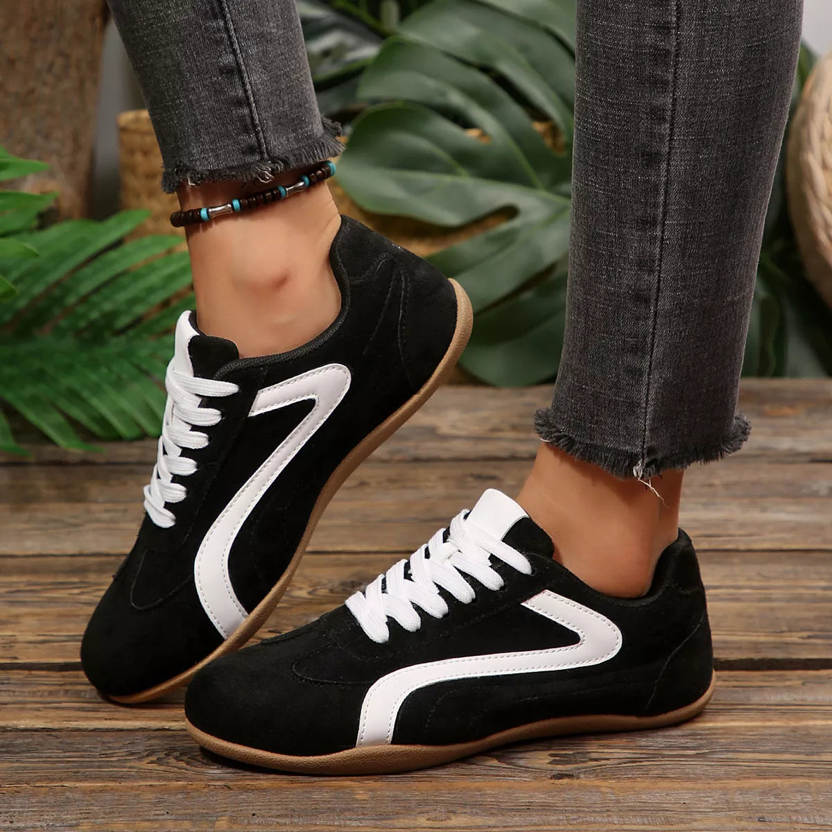 Round Toe Lace Up Sneakers in Black