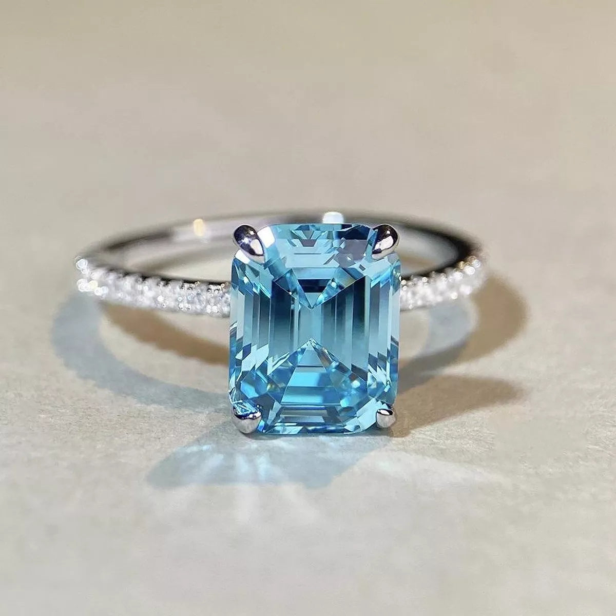 Ring aus 925er Sterlingsilber mit rechteckigem Stein