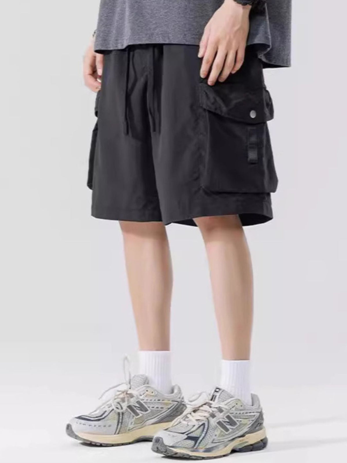 Men's Relaxed Fit Cargo Shorts in Black