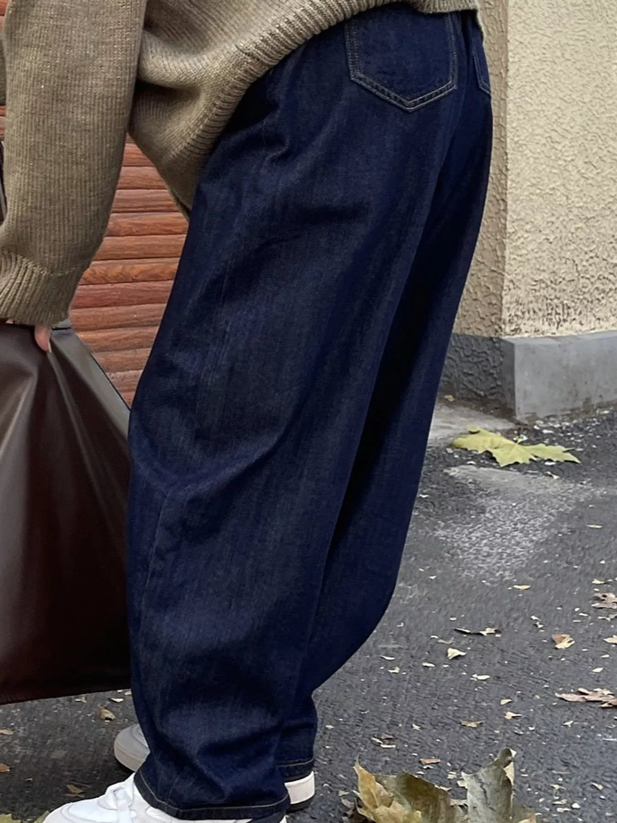Wide-Leg Barrel Jeans in Dark Blue, view 3