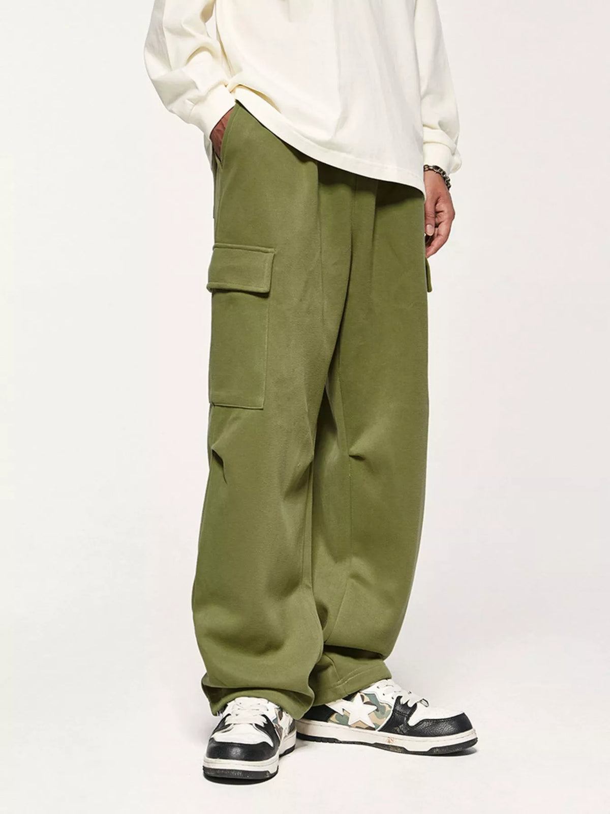 Men's Relaxed Fit Cargo Pants in Moss, view 3