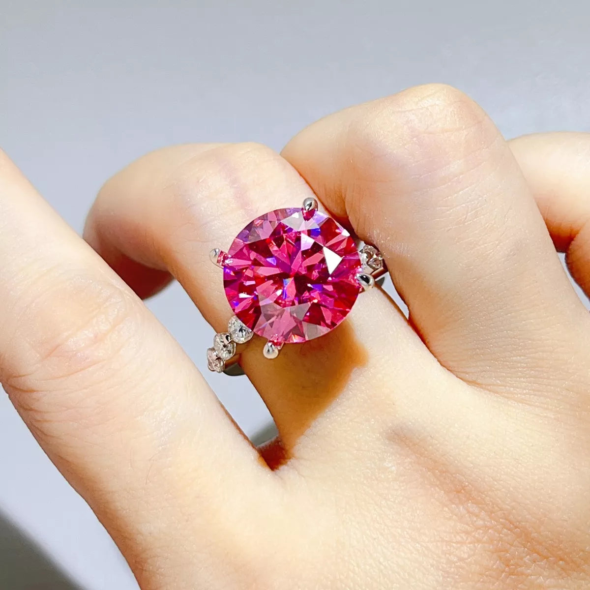 Ring aus 925er Sterlingsilber mit 10 Karat Moissanit im Rundschliff