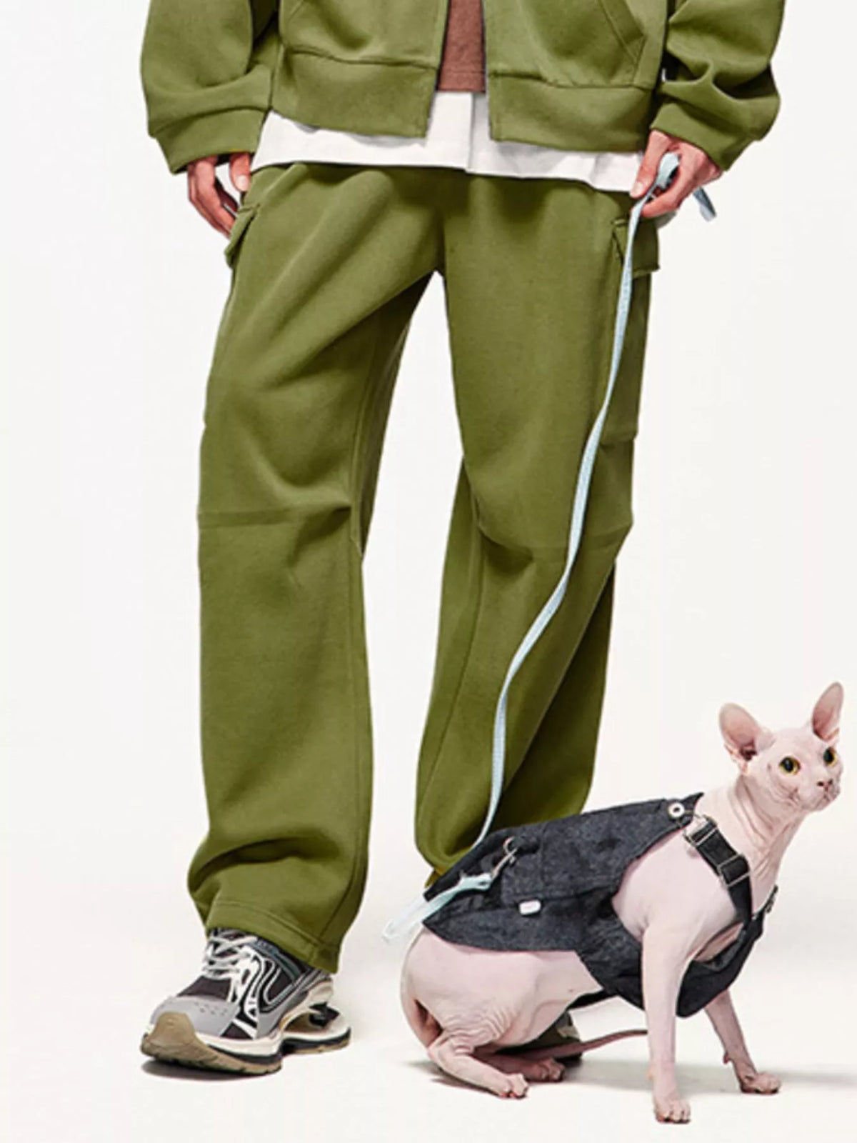 Men's Relaxed Fit Cargo Pants in Moss, view 2