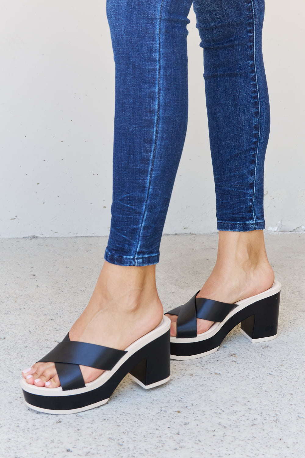 Weeboo Cherish The Moments Contrast Platform Sandals in Black - Lilixa.store