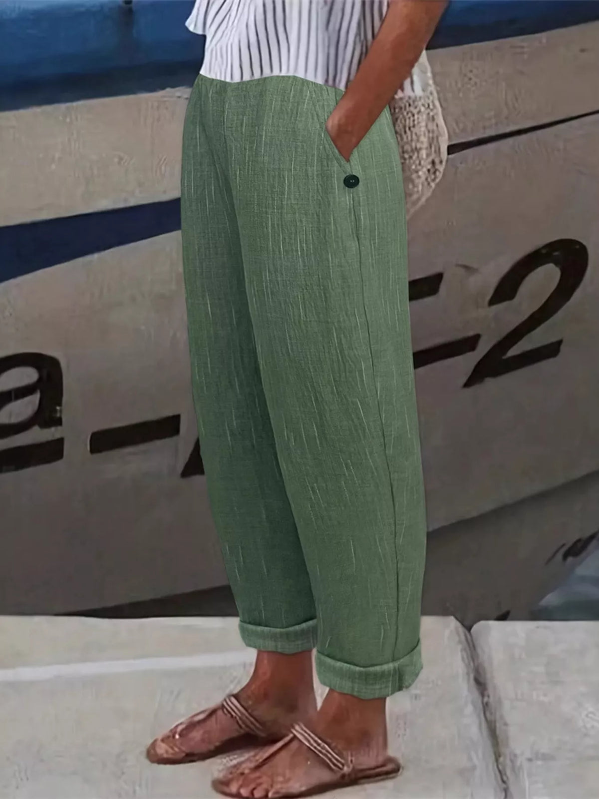 Loose Fit Cropped Pants in Army Green