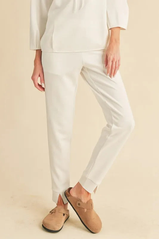 Aemi + Co Elastic Waist Joggers with Pockets in Cream