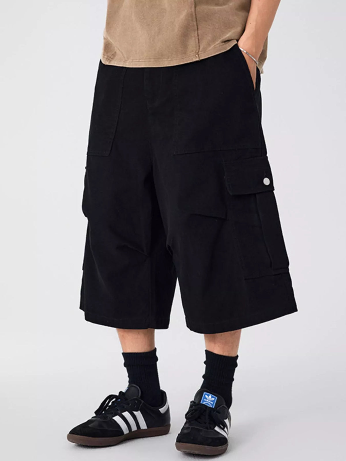 Men's Loose Fit Cargo Shorts in Black
