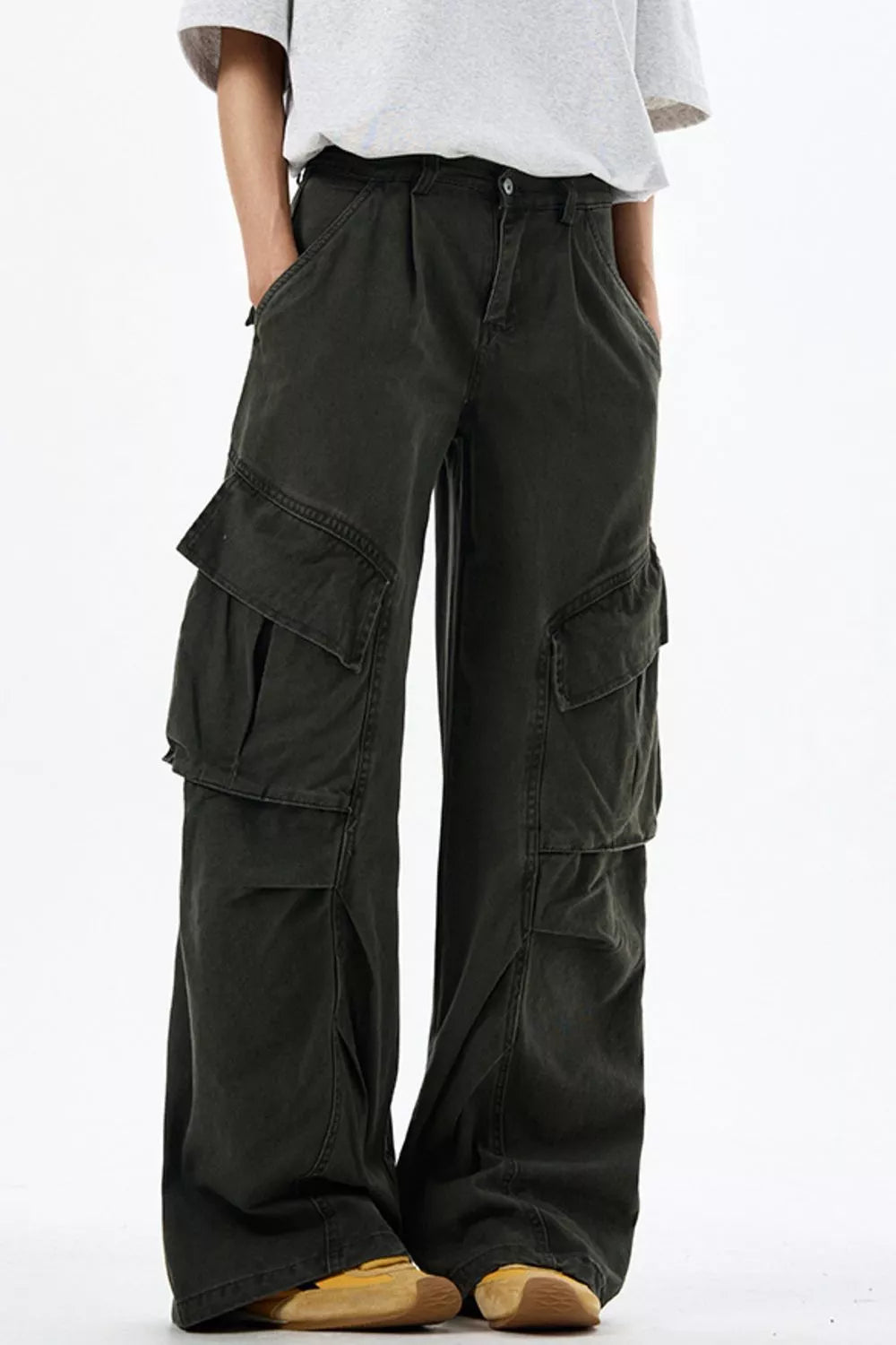 Men's Loose Fit Multi-Pocket Cargo Pants in Army Green