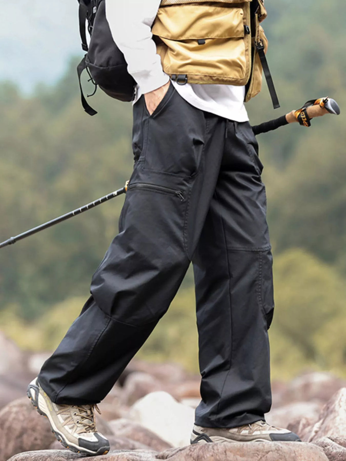 Men's Plus Size Relaxed Fit Cargo Pants in Black