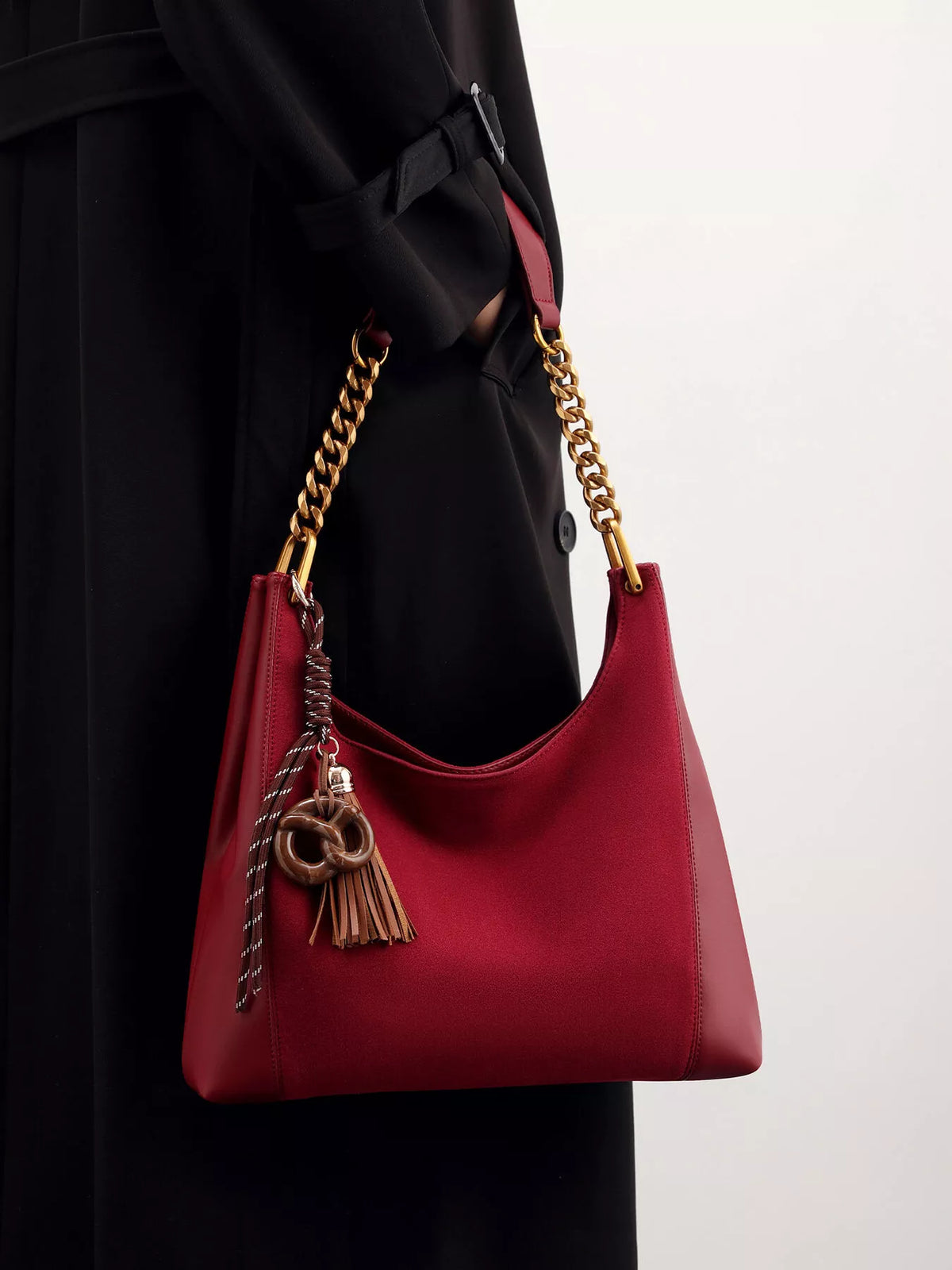 Chain Strap Tassel Charm Shoulder Bag in Wine Red