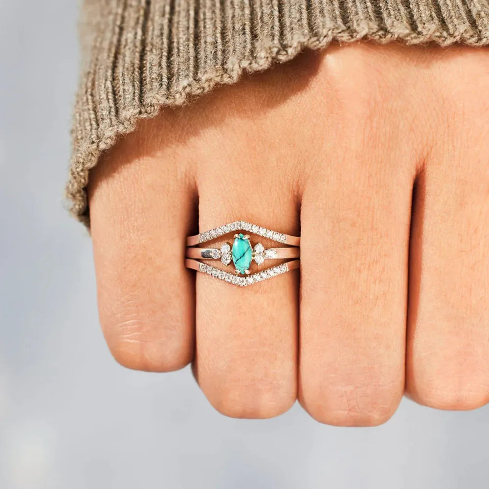 Ring mit künstlichem Türkis und Zirkonia-V-Einlage