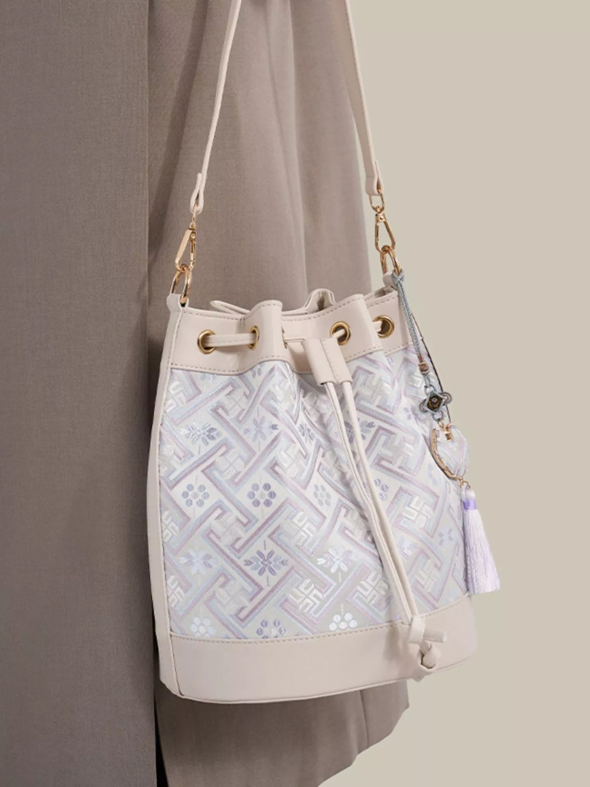 Geometric Pattern Jacquard Drawstring Bucket Crossbody Bag in White, view 2