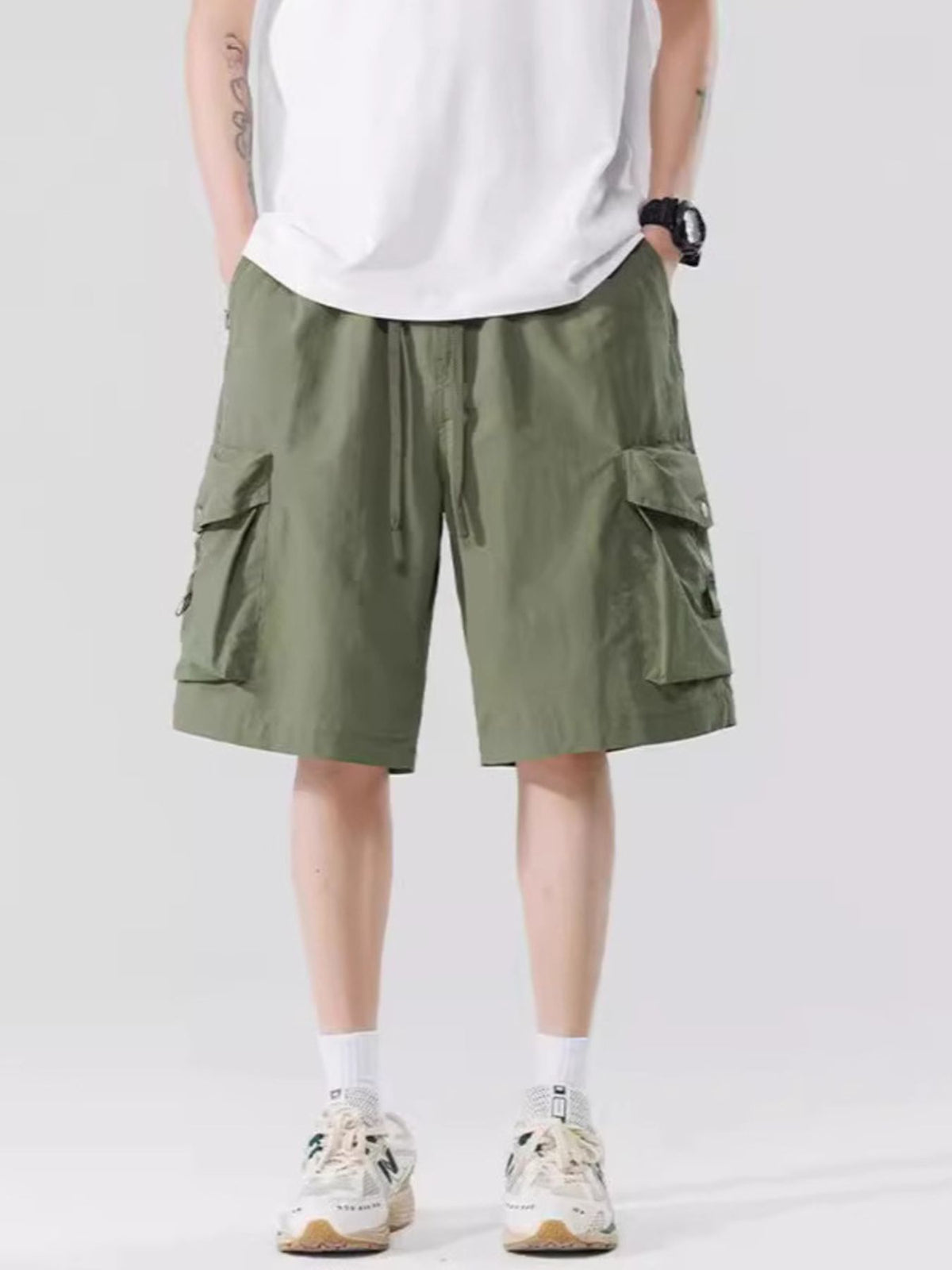 Men's Relaxed Fit Cargo Shorts in Military Green