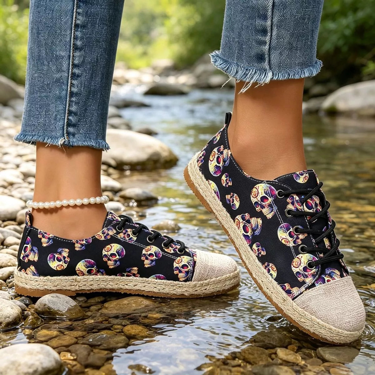 Lace-Up Flat Round-Toe Breathable Sneakers in Black