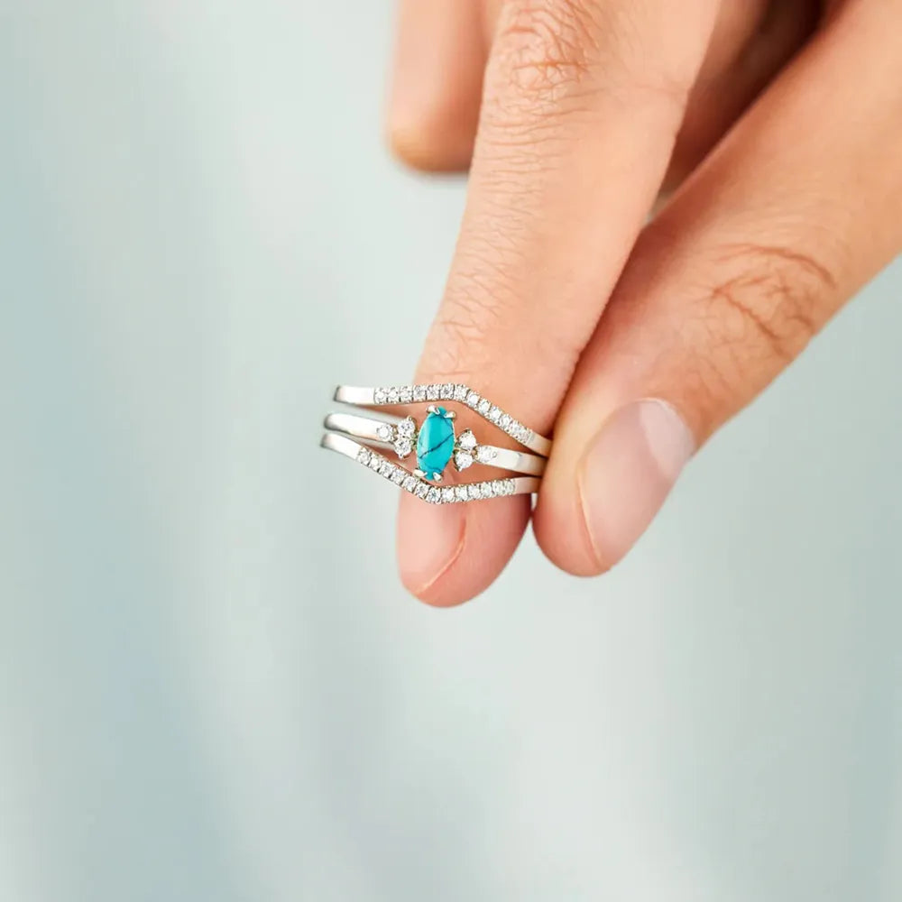 Ring mit künstlichem Türkis und Zirkonia-V-Einlage