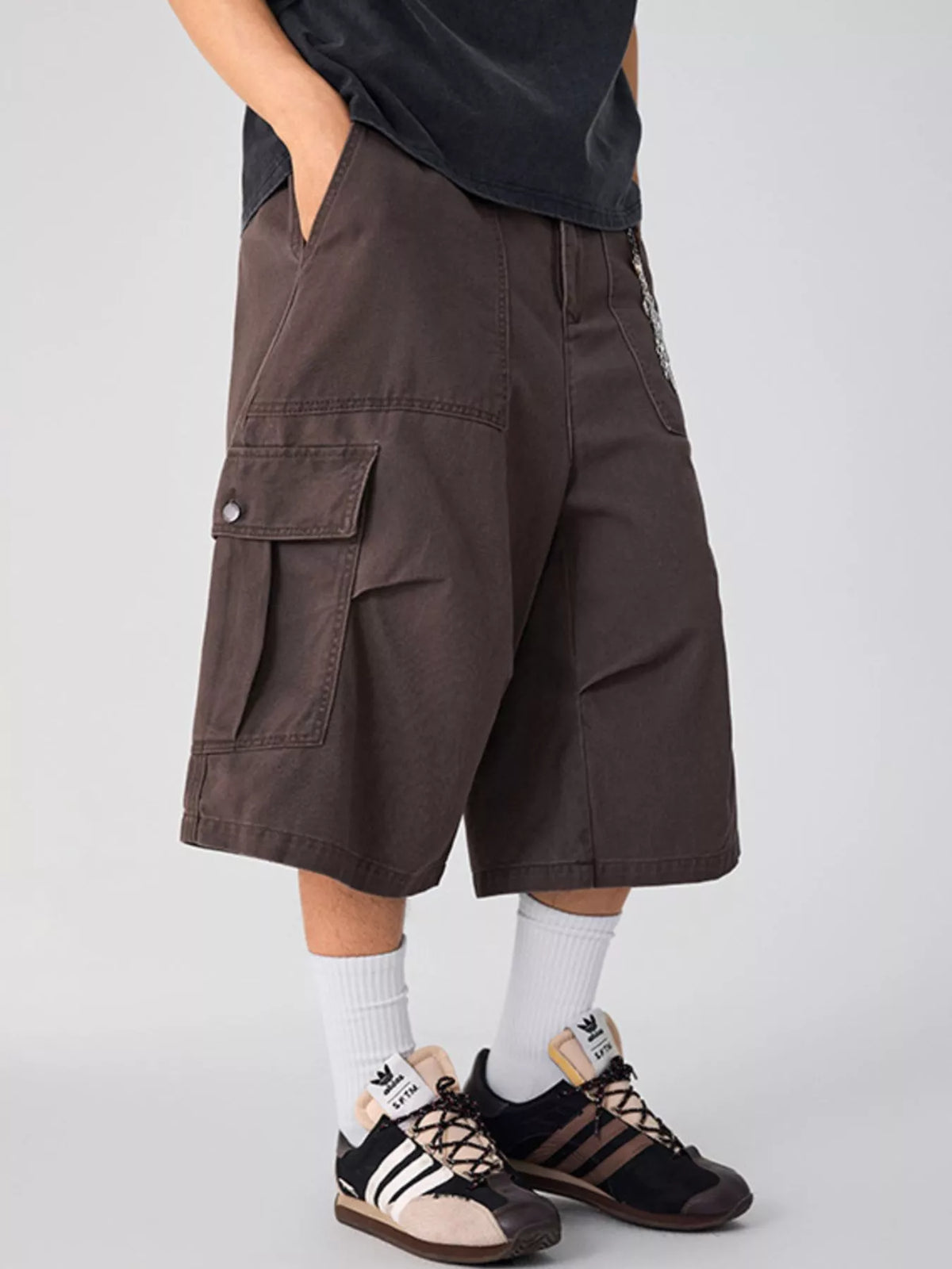 Men's Loose Fit Cargo Shorts in Coffee Brown