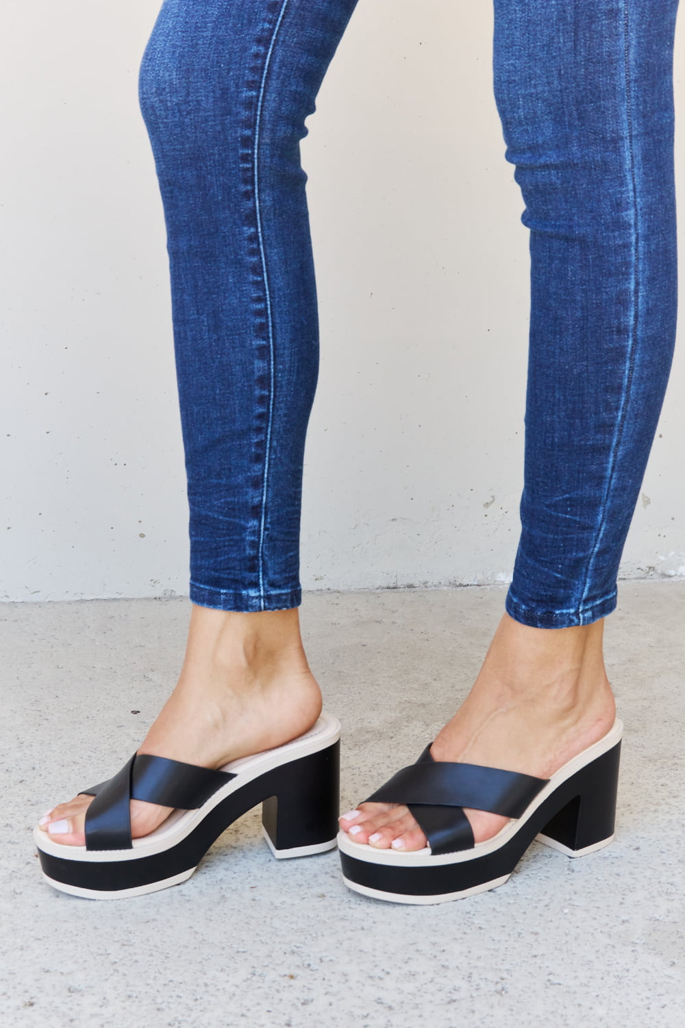 Weeboo Cherish The Moments Contrast Platform Sandals in Black - Lilixa.store