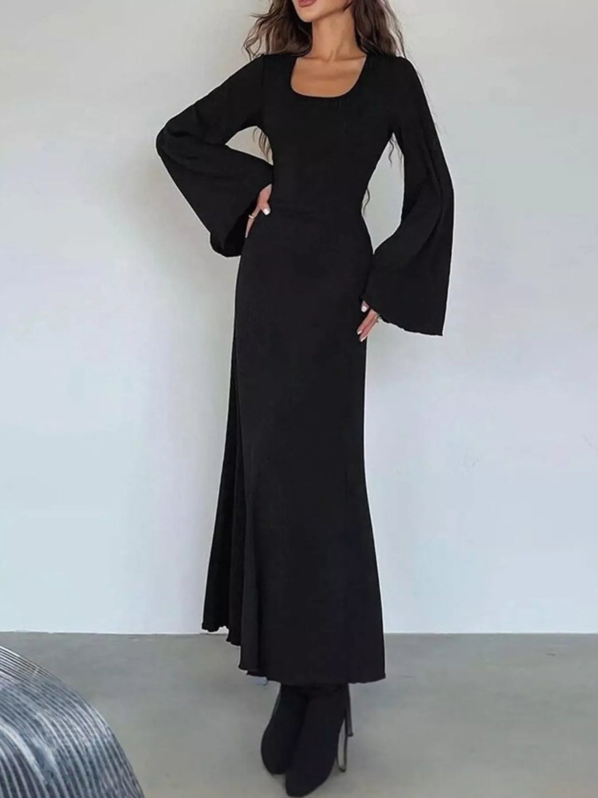 Elegant Ribbed Knit Long Sleeve Maxi Dress in Black