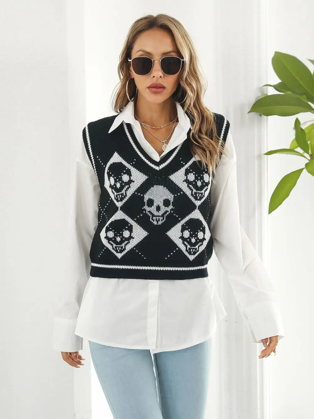 Skull Contrast V-Neck Sweater Vest in Black