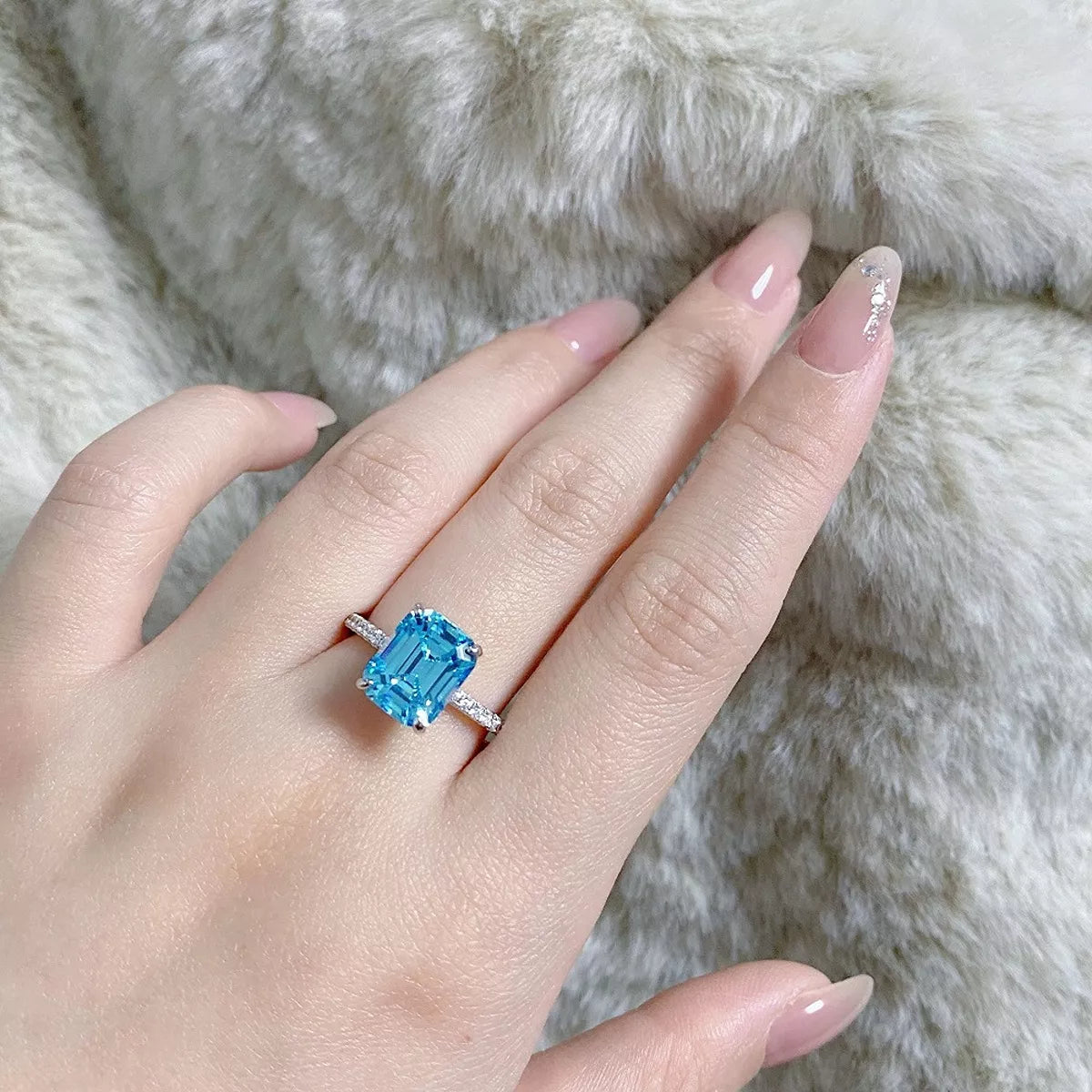 Ring aus 925er Sterlingsilber mit rechteckigem Stein