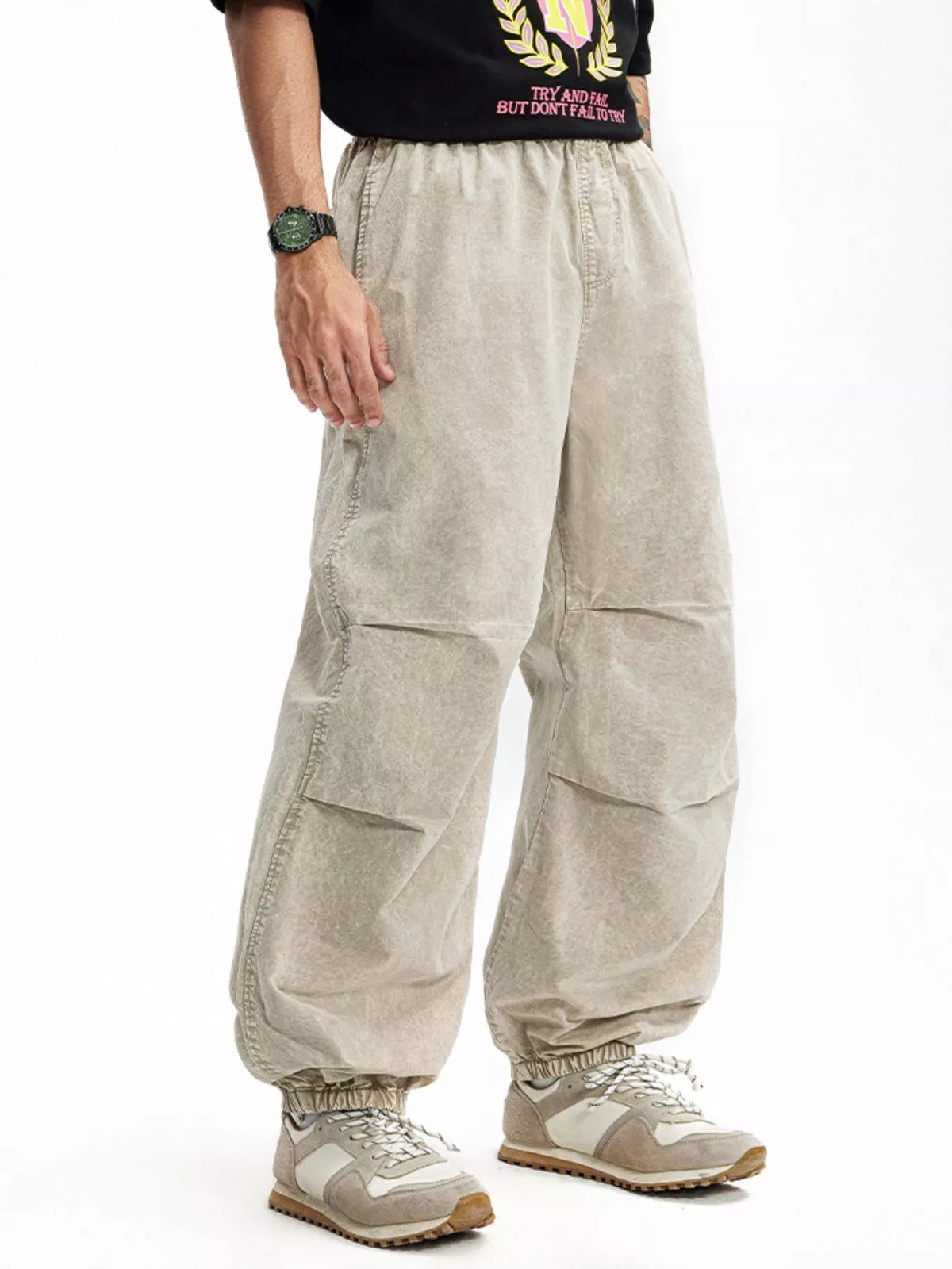 Men's Relaxed Fit Elastic Waist Pants in Khakis