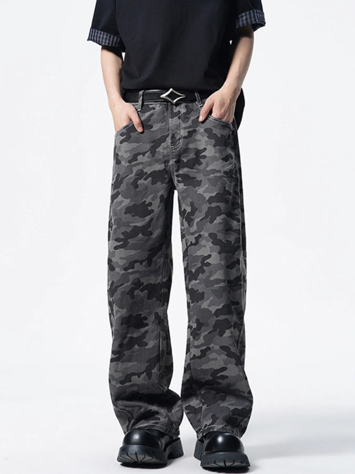 Men's Camo Wide-Leg Pants in Camouflage Color