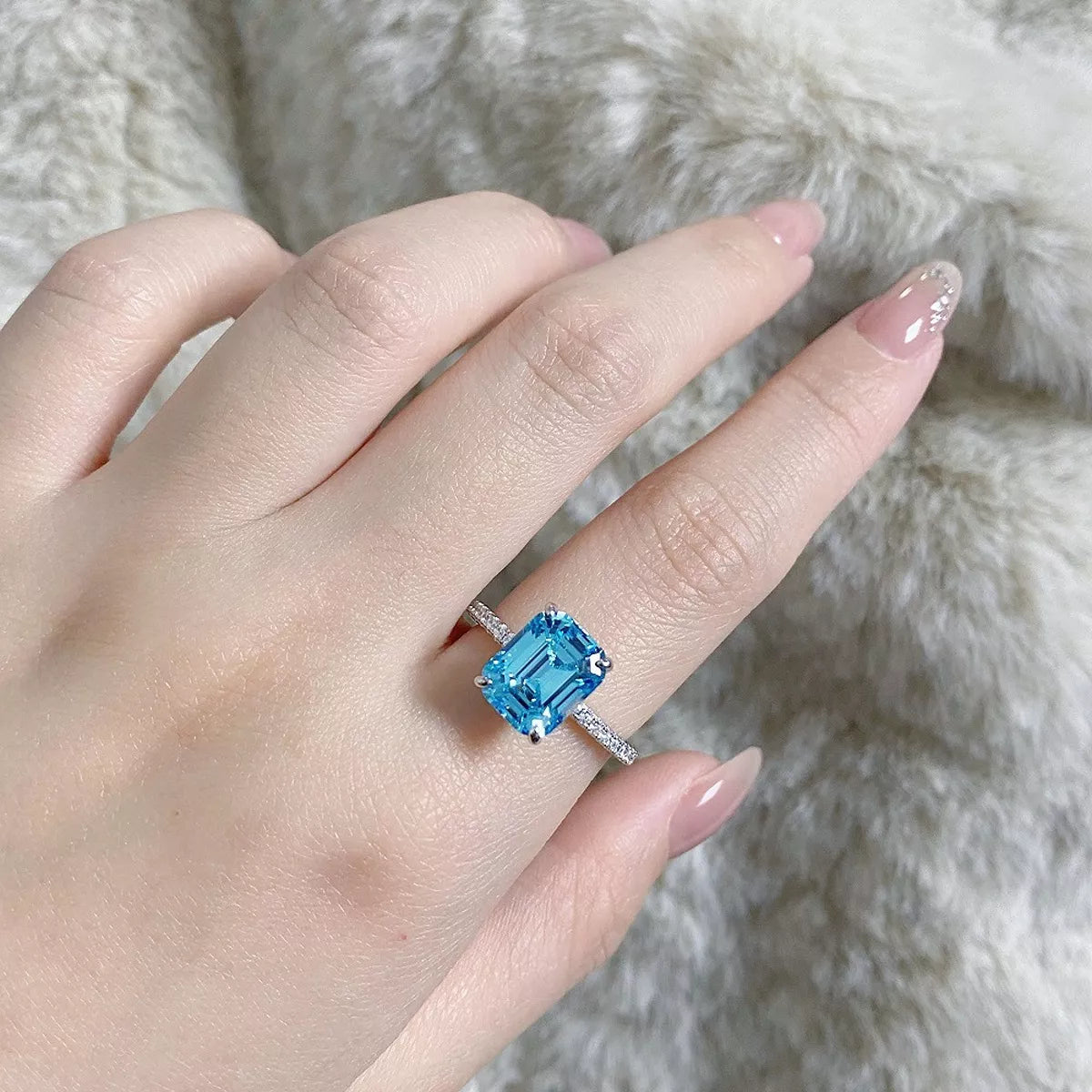 Ring aus 925er Sterlingsilber mit rechteckigem Stein