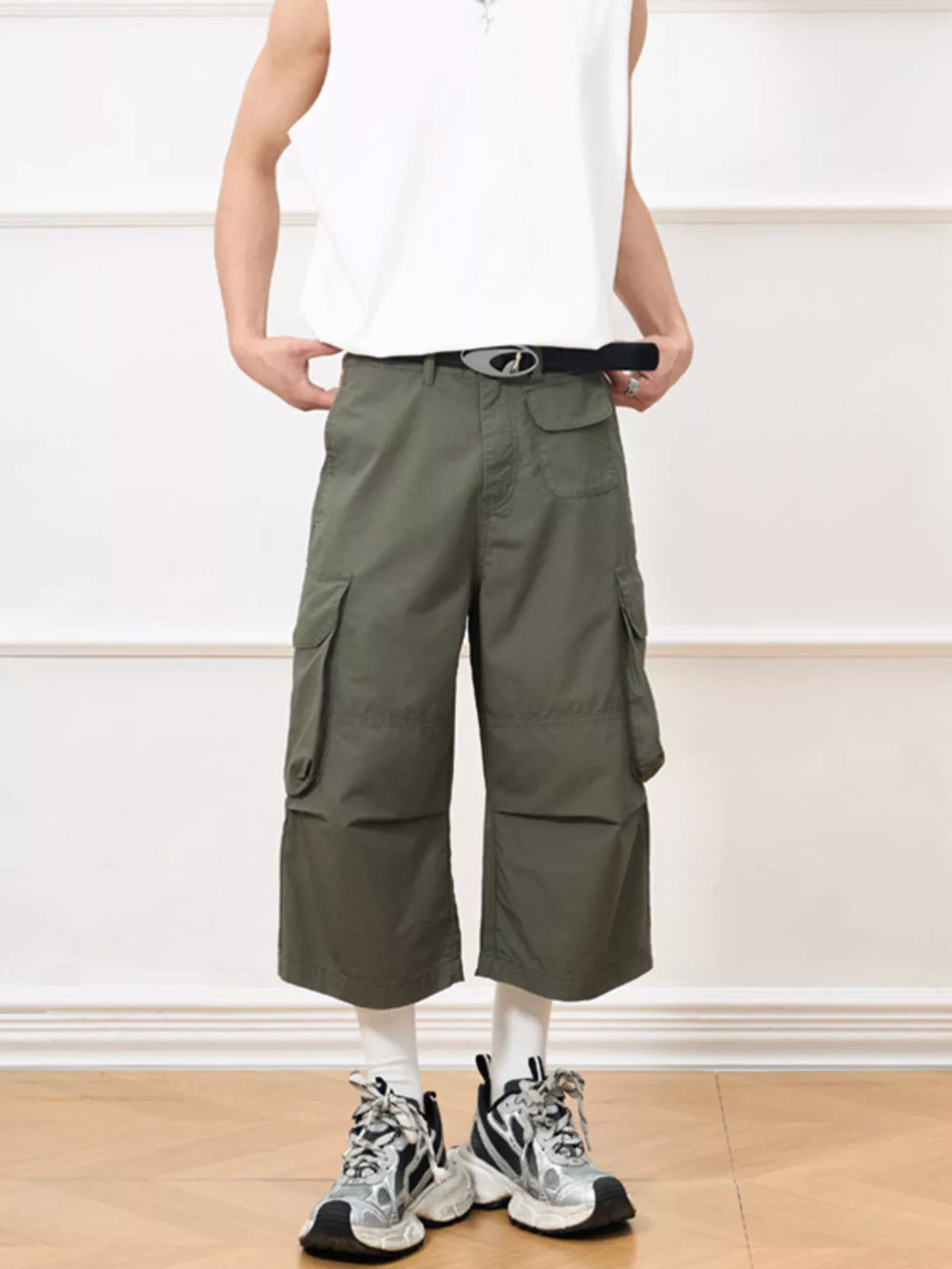 Men's Wide Leg Cropped Cargo Pants in Army Green