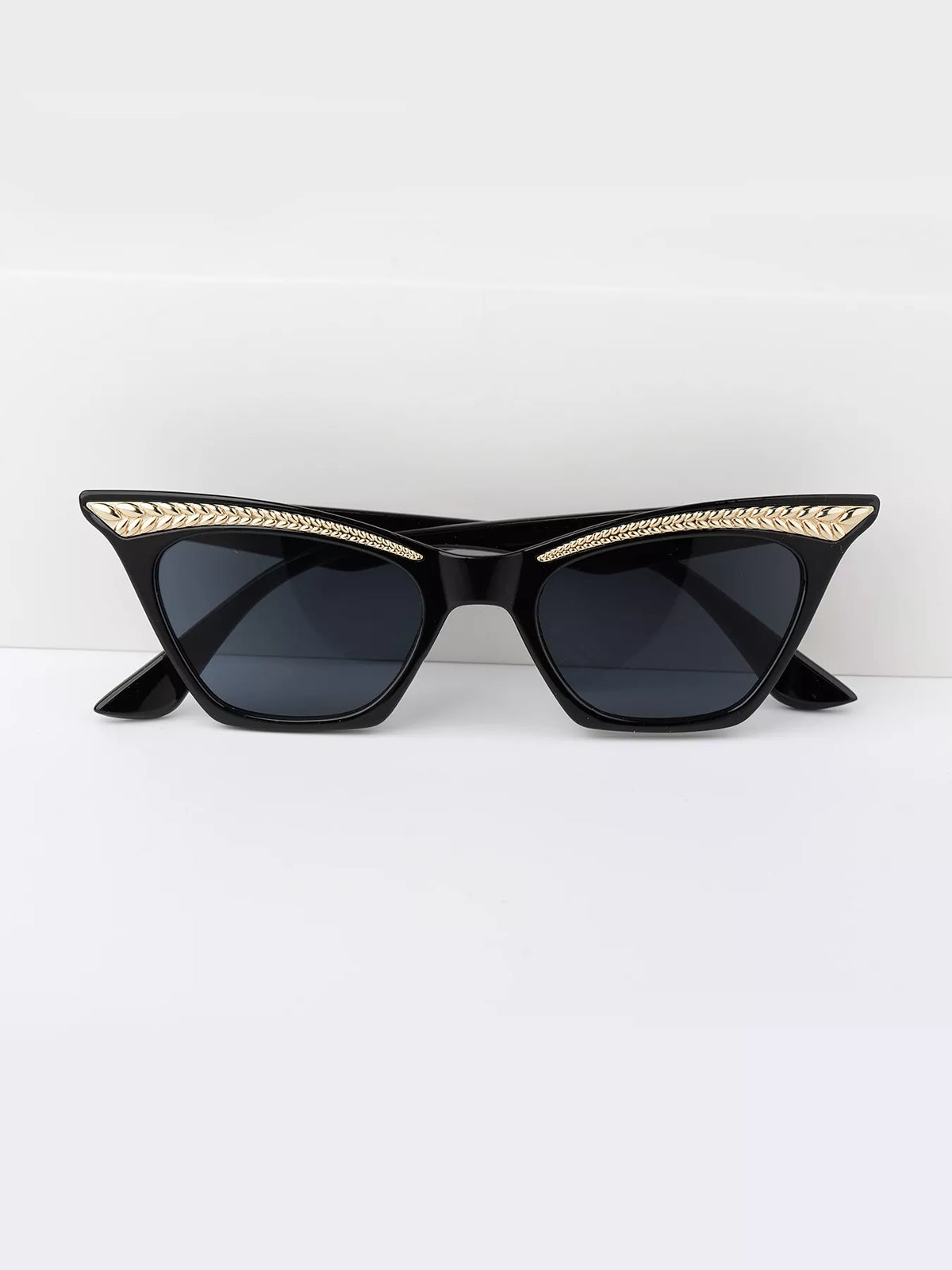 Chic Cat-Eye Sunglasses with Embellished Temple - Lilixa.store