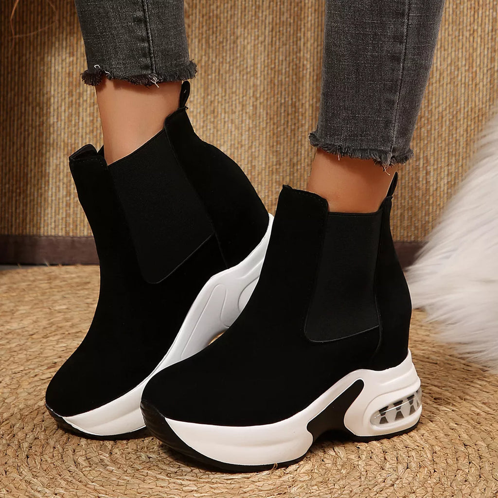 Casual Platform Chelsea Boots with Elastic Side Panels in Black
