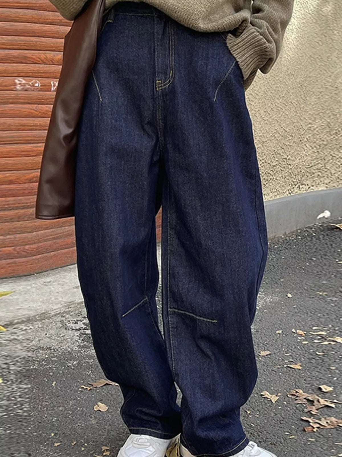 Wide-Leg Barrel Jeans in Dark Blue