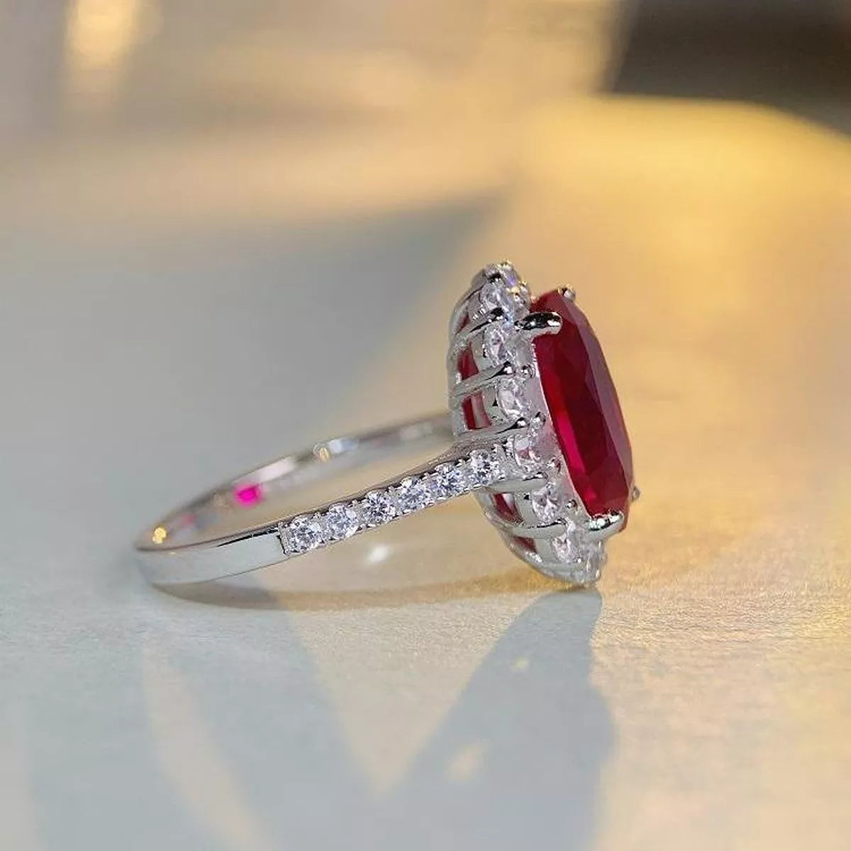 925er Sterlingsilberring mit ovalen Diamantakzenten