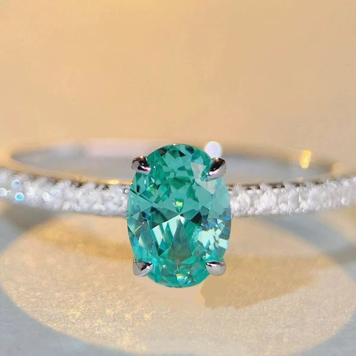 Ring aus 925er Sterlingsilber mit Zirkon-Oval