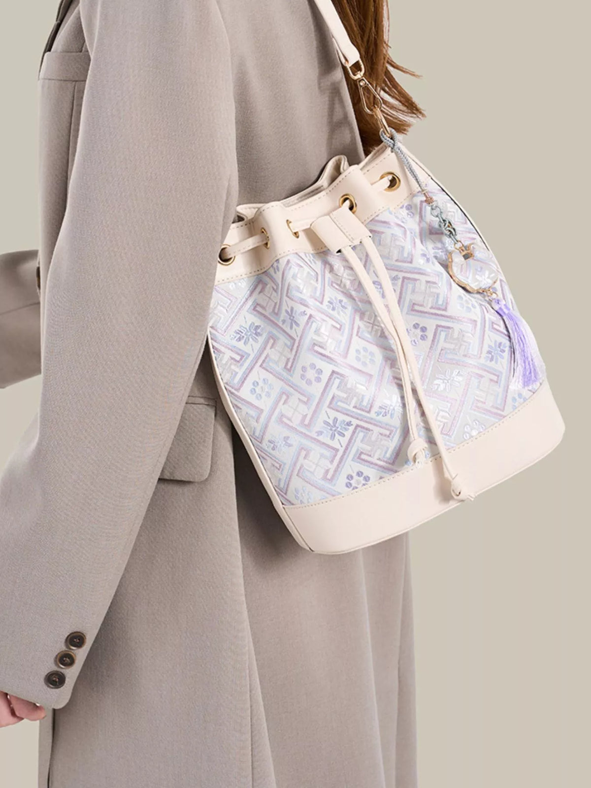 Geometric Pattern Jacquard Drawstring Bucket Crossbody Bag in White, view 3