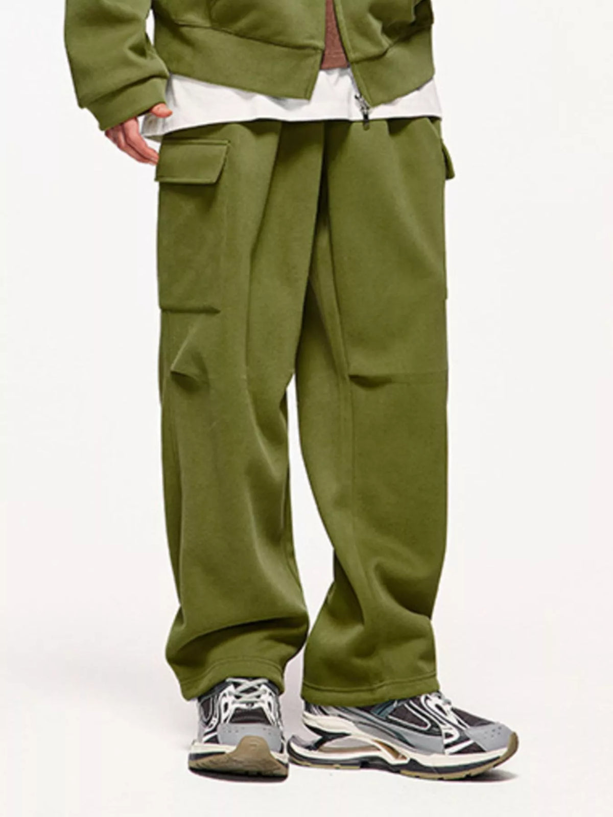 Men's Relaxed Fit Cargo Pants in Moss
